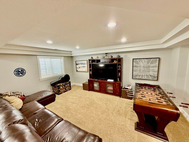 Building Photo - Stunning Home with ~4,000sqft of Living Space In a Great Location!