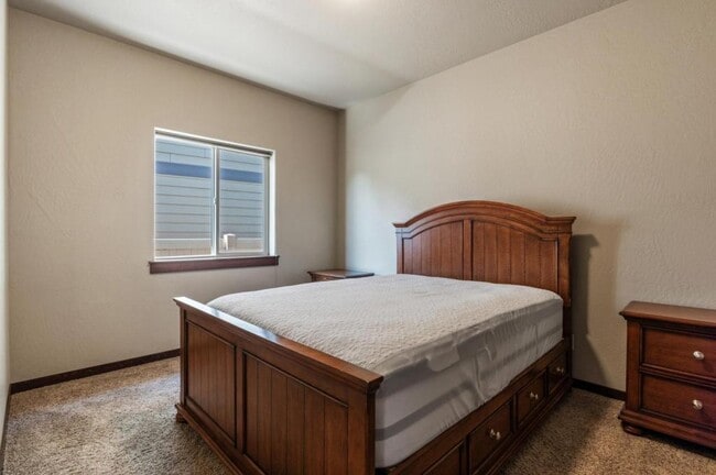 Building Photo - 6683 N Madellaine Dr