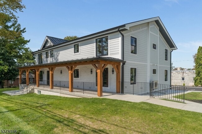 Building Photo - 535 St James Ave