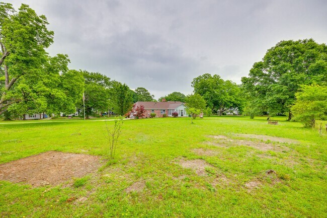 Building Photo - This beautifully maintained Ranch on over an acre of land invites you home to Lancaster, SC.