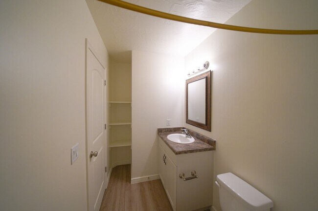 Building Photo - Remodeled 3 Bed / 2.5 Bath Townhome in Great Location