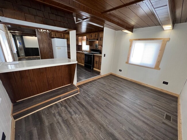 Building Photo - 2 Bedroom 1 Bath Updated Mobile Home in A ...