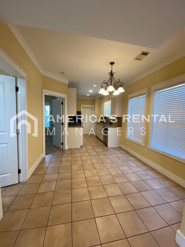 Building Photo - Townhome For Rent in Tuscaloosa!! COMING SOON!