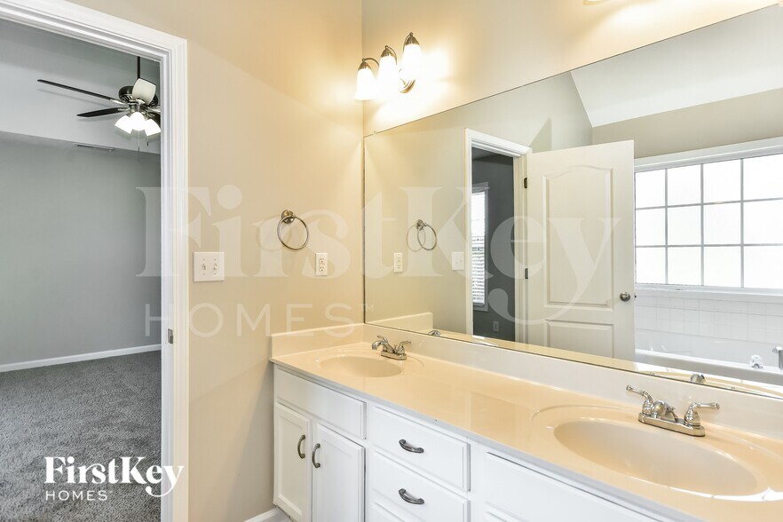 Building Photo - 1161 Castlewood Dr