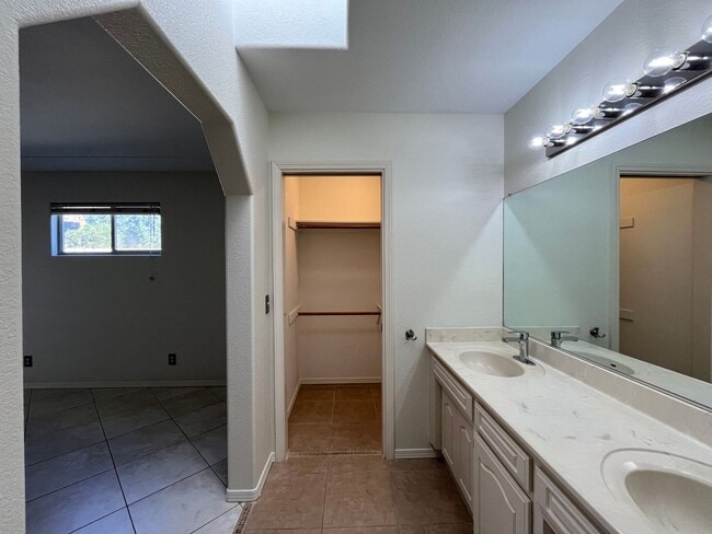 Building Photo - 946 St Ann Dr