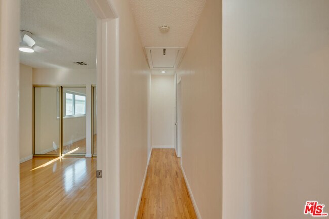 Building Photo - 431 W Acacia Ave