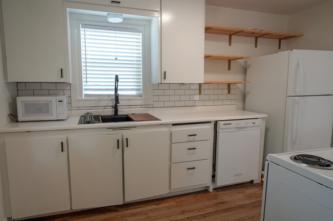 Building Photo - 4213 W Clark St