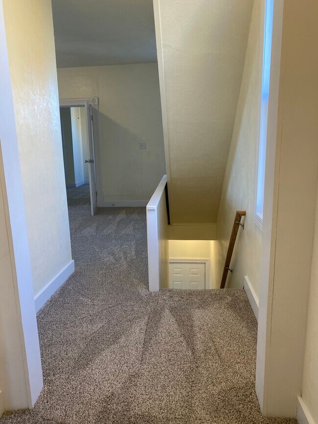 Building Photo - Spacious 3br house with off street parking