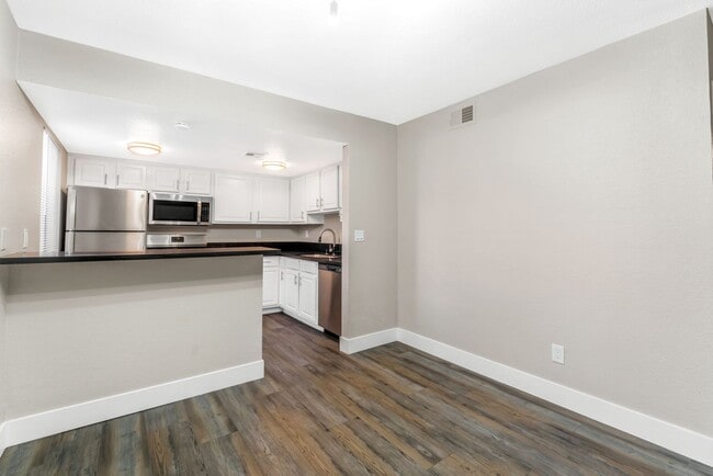Building Photo - Modern Condo in Guard-Gated Community!
