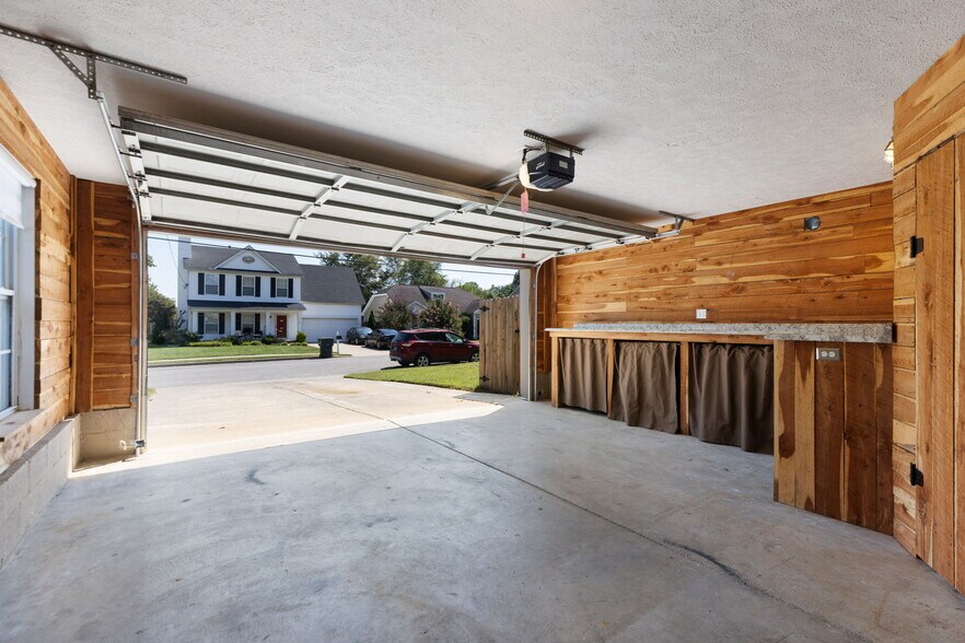 Building Photo - 2150 Blake Dr