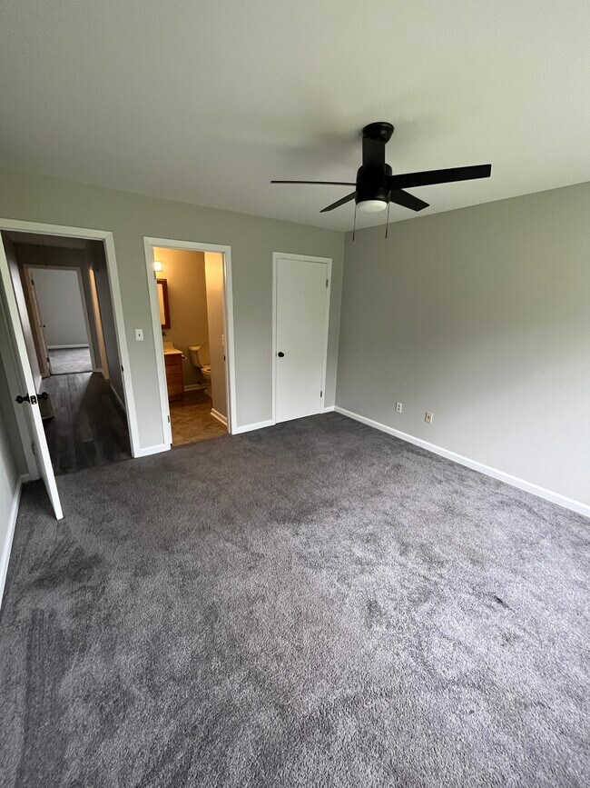 Building Photo - 204 Sandstone Ct