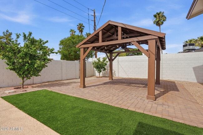 Building Photo - 8355 E Stella Ln