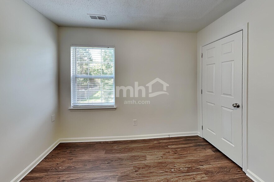 Building Photo - 1020 Ridgefield Cir