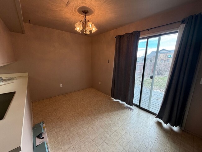 Building Photo - Townhome in great West End location