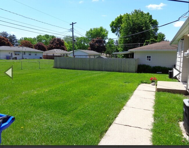 Building Photo - 2325-2327 Victoria Dr SW