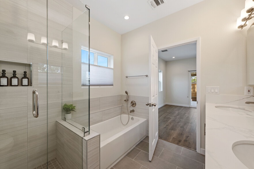 Main Bathroom - 6533 Ben Ave