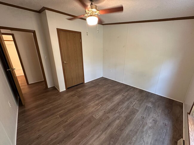 Building Photo - $1,350 / Month | 3 Bed · 2 Bath · 1,375 Sq...