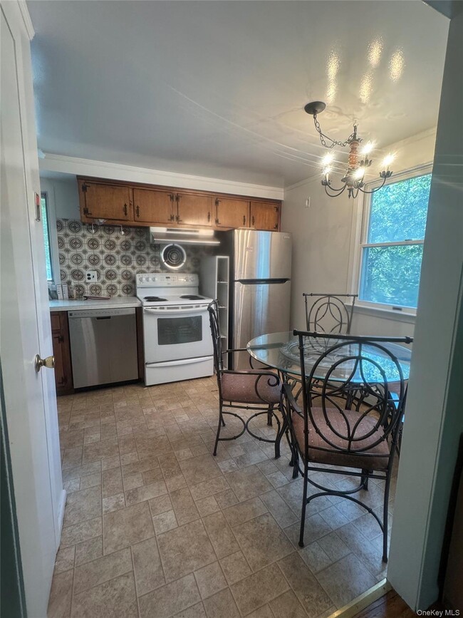 Building Photo - 7 Dickinson Ave