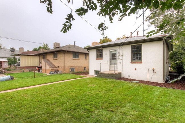Building Photo - Updated 4-bed, 2-bath home - Blocks from Regis University!