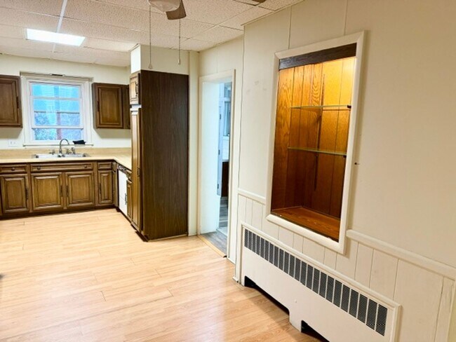 Building Photo - Convenient 1 Bedroom / 1 Bath First Floor Apartment