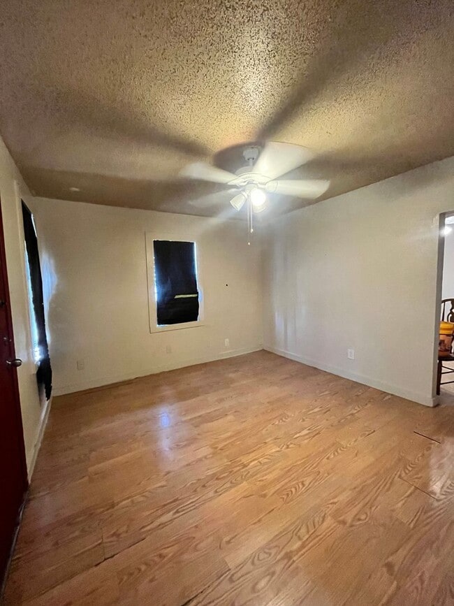 Building Photo - 1 Bedroom / 1 Bathroom Rental Home