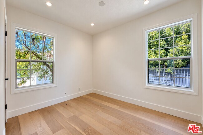 Building Photo - 5143 Newcastle Ave