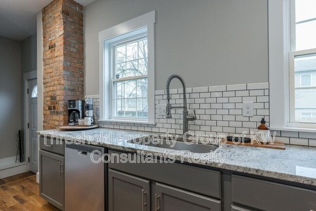 Building Photo - 65 E 7th Ave