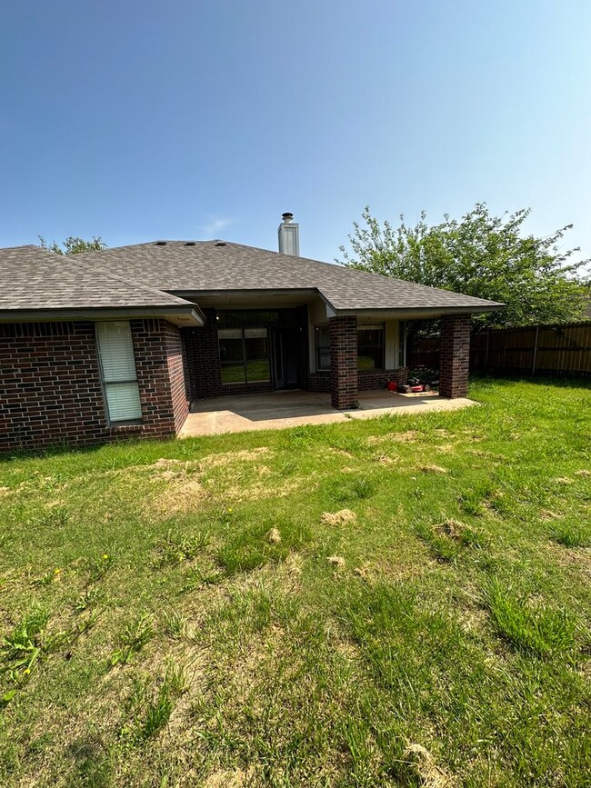 Building Photo - Unique Rental in Noble Oklahoma