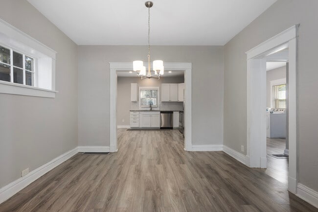 Building Photo - 915 E 29th St