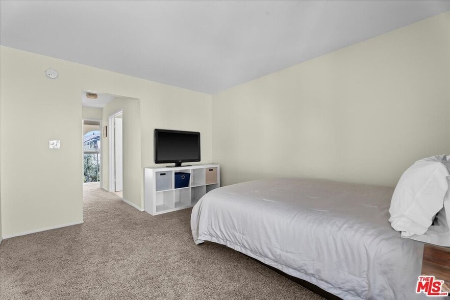 Building Photo - 5267 Coldwater Canyon Ave