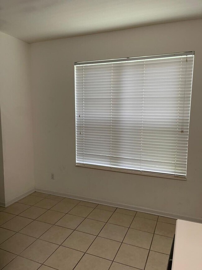 Building Photo - Fabulous 3/2.5 Townhouse located in The Vistas at Stonebridge Commons