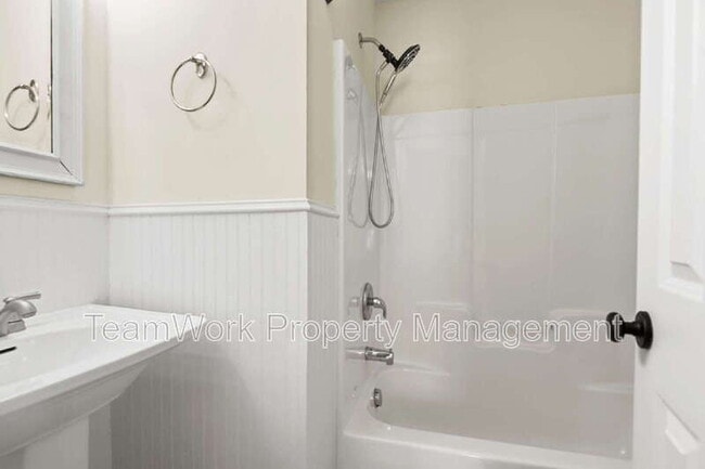 Building Photo - 1124 5th Ave