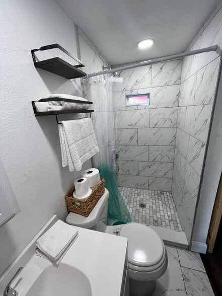 Building Photo - 3027 W Cordelia St