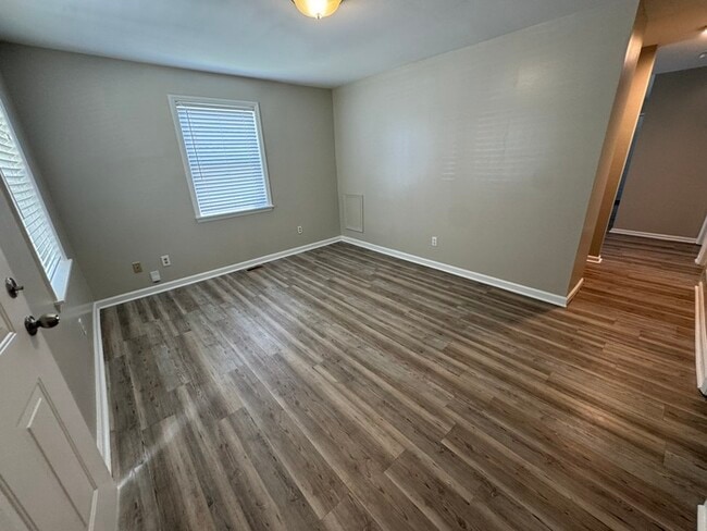Building Photo - Adorable 3 bed 2 Bath SFH! Big Back yard a...