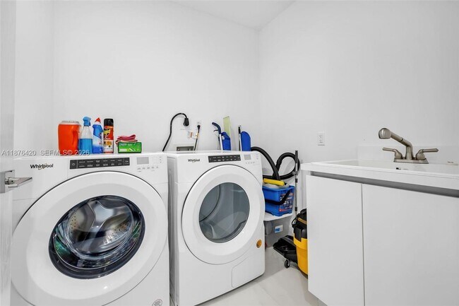 Building Photo - 17550 Collins Ave