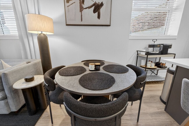 Building Photo - 1424 N Park Pl