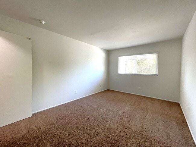 Building Photo - Spacious One Bedroom Apartment Near Vista Village!