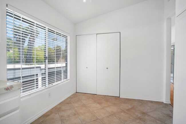 Building Photo - 5532 Las Virgenes Rd