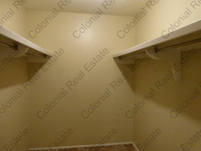 Building Photo - 1 bedroom 1 bathroom apartment for rent, granite, central heat and air, community laundry room on...