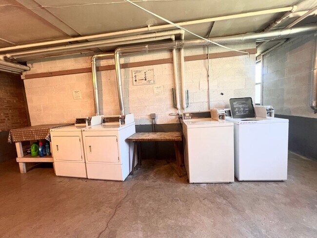 Building Photo - Charming Two Bedroom / 1.5 Bath