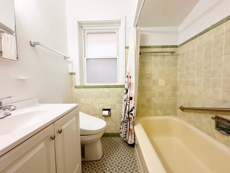 Building Photo - 5816 Mardel Ave