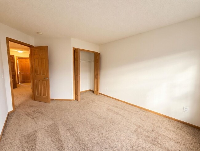 Building Photo - Rare 2bed + Loft Townhome in Maple Grove