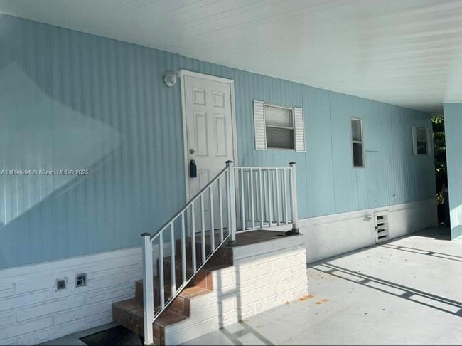 Building Photo - 613 N Emerald Dr