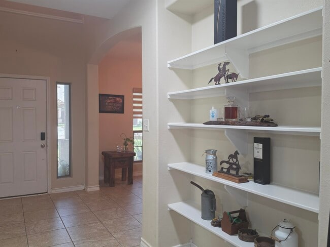 Building Photo - 302 Date Palm Dr
