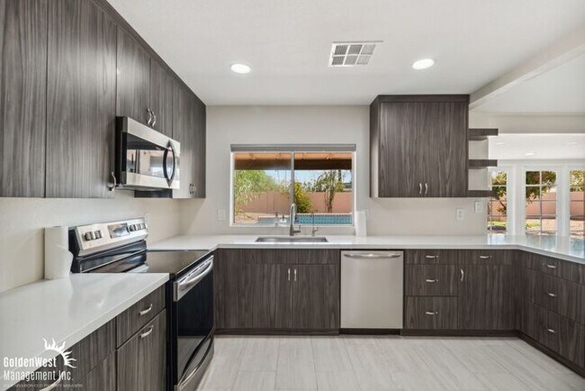 Building Photo - Captivating 3Bdm 2Ba Home with Pool in Scottsdale