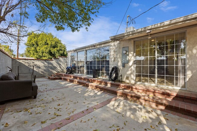 Building Photo - Gorgeous 3-Bedroom Home in Reseda!