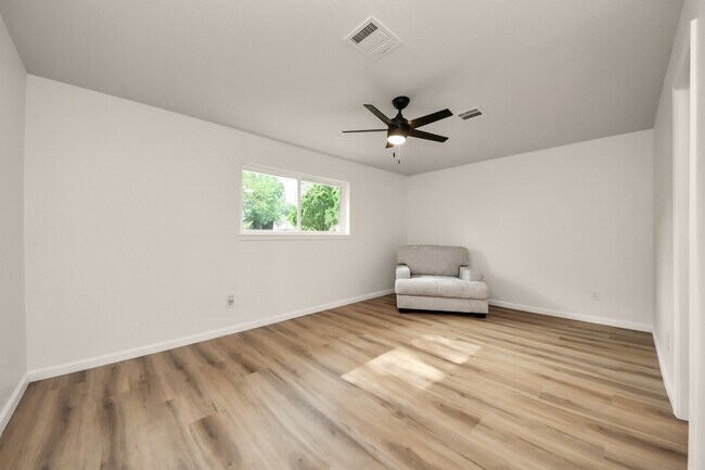 Building Photo - 2407 Crestdale Dr