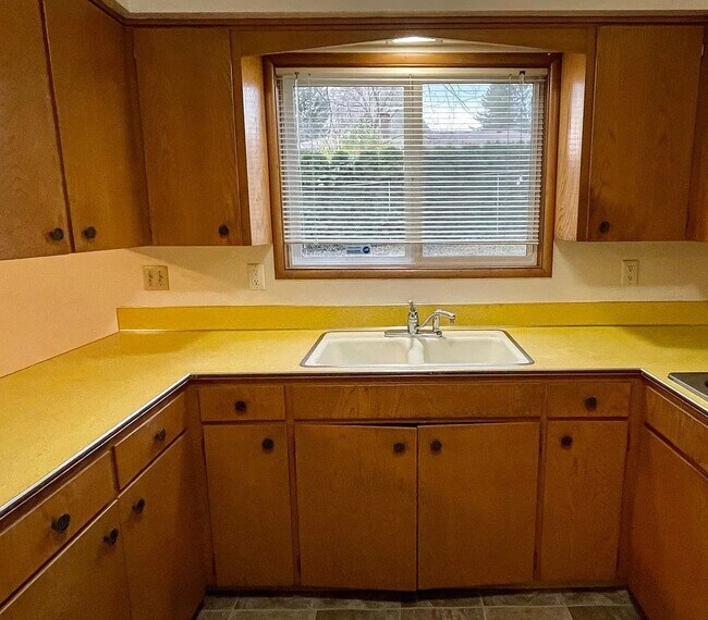 Building Photo - Charming 3 Bedroom 2 Bath Home with Large ...