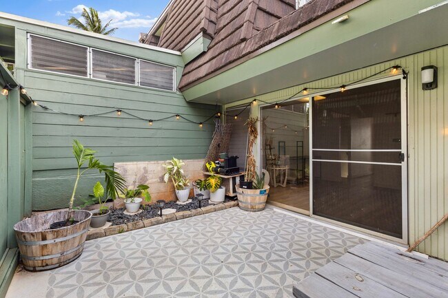 Building Photo - Spacious 3-Bedroom Townhome Across from Pearlridge – Available April 5