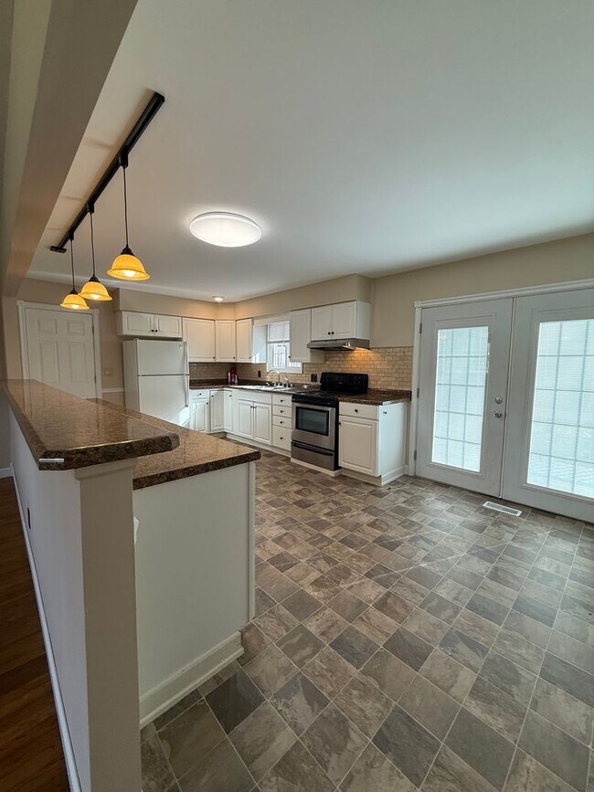 Building Photo - 3 Bedroom House Available Now!